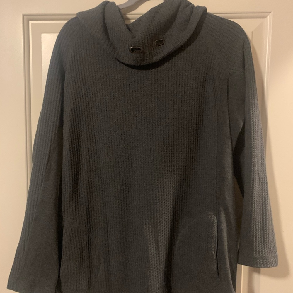 Gray pullover / sweater